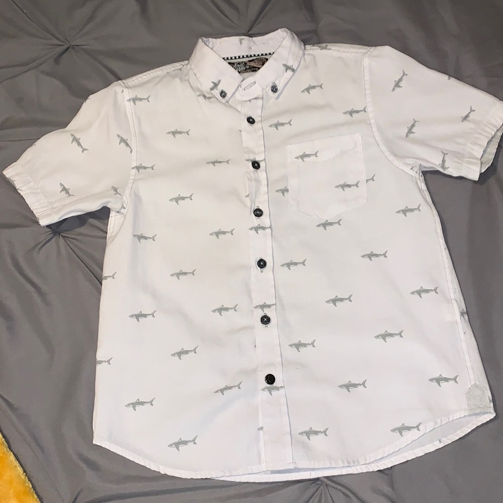 Brand is First Wave and the size is a 10-12 boys. Thin material.